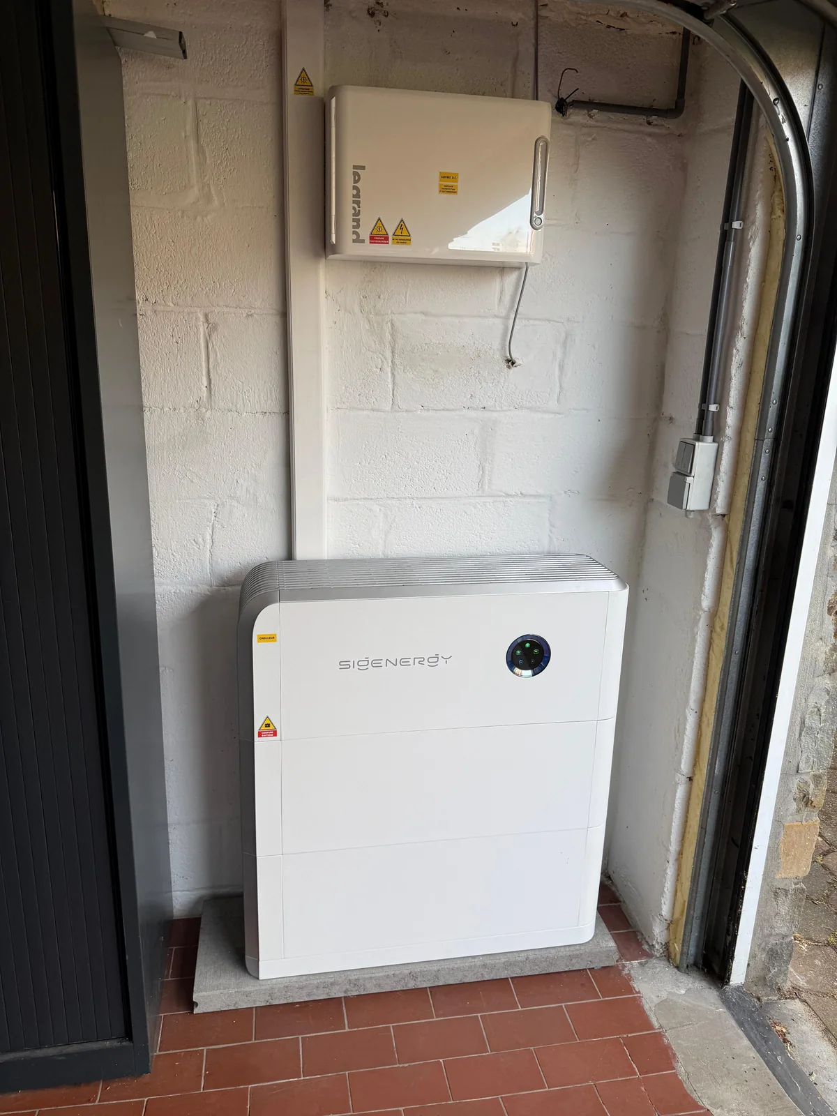 Batterie Sigenergy de 20 kWh avec onduleur 10 kW installée dans le garage d'une maison de rangée