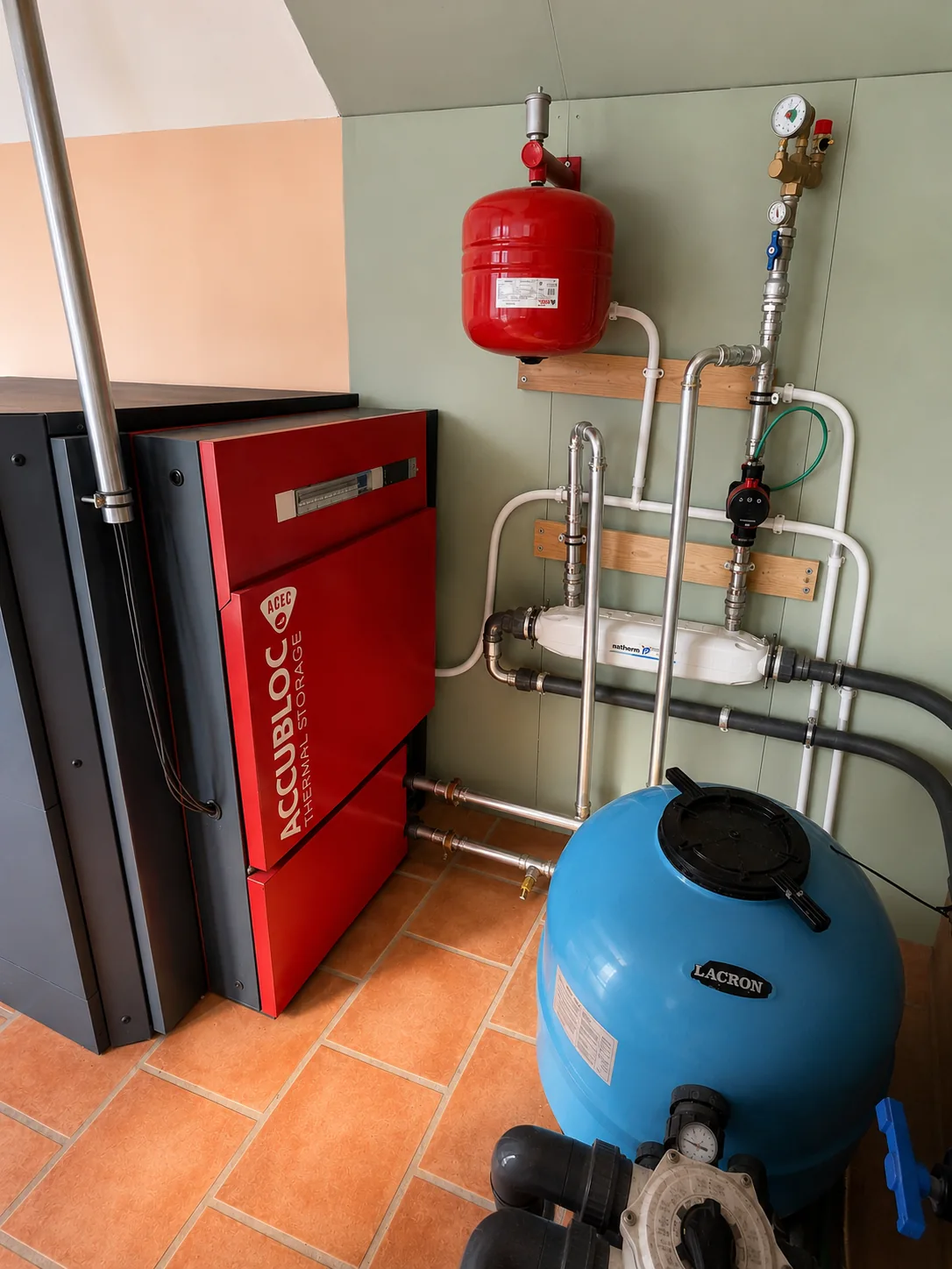 AccuBloc-ThermACEC, batterie thermique installée en local technique pour chauffer la piscine