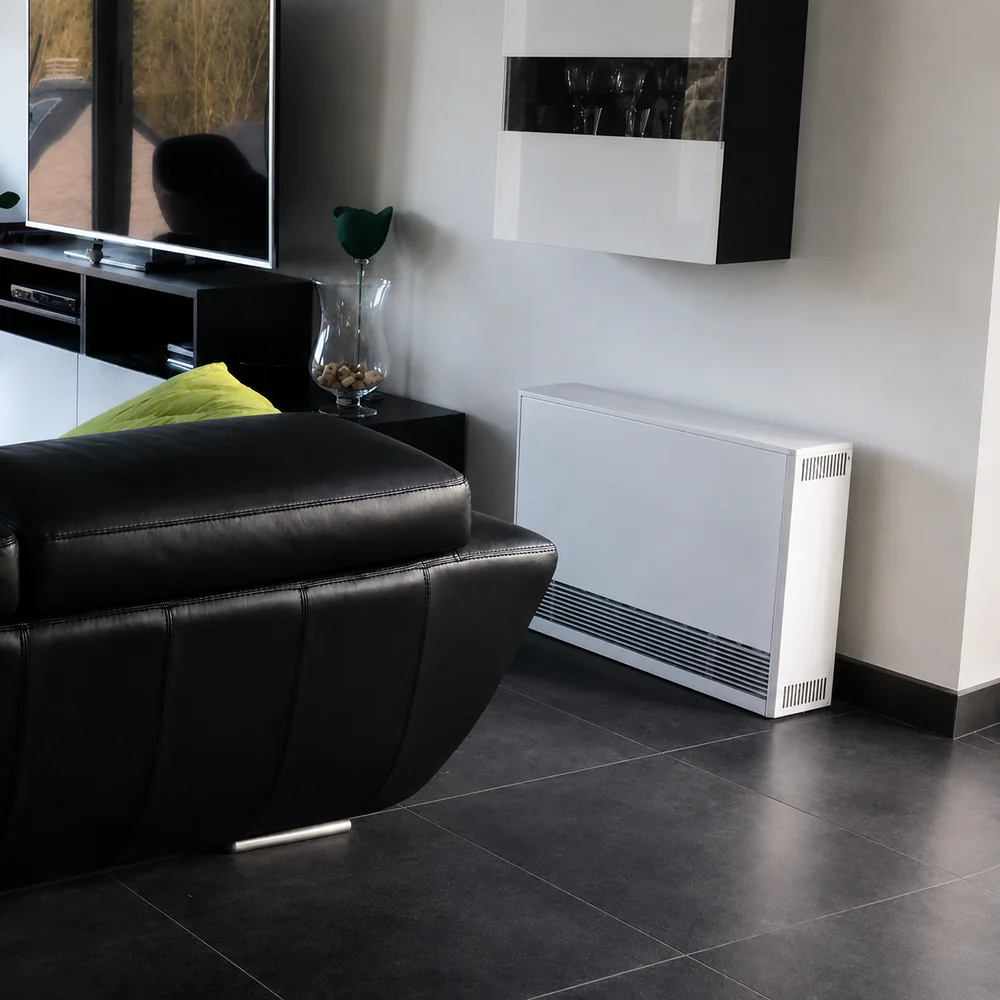 Witte ACEC-accumulatieradiator in de woonkamer van een villa met zonnepanelen